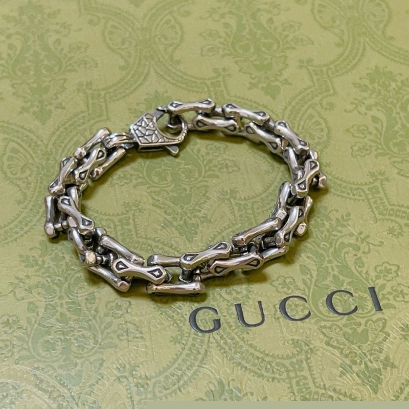 G*u*i bracelets